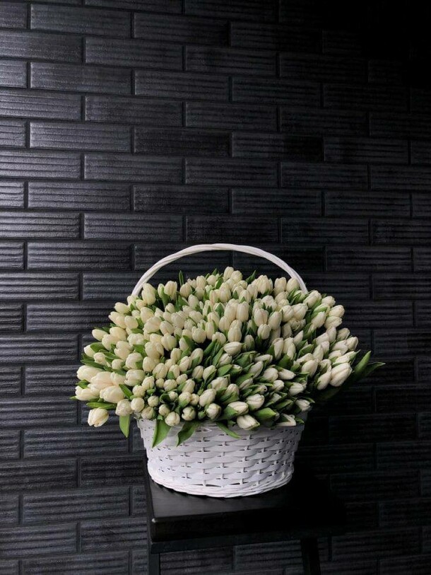 151 белый тюльпан в корзине, артикул F1491053 - 39600 рублей, доставка по городу. Flawery - доставка цветов
