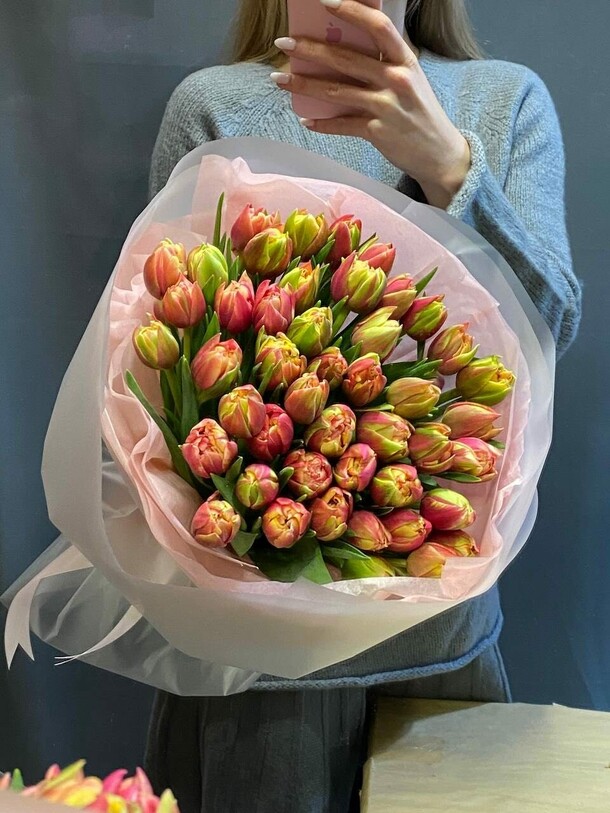 Пёстрые пионовидные тюльпаны, артикул F1491073 - 11700 рублей, доставка по городу. Flawery - доставка цветов