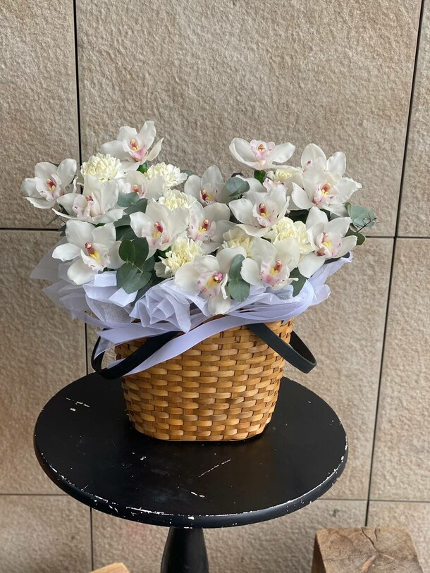 Воздушная корзина с орхидеями, артикул F1491840 - 15600 рублей, доставка по городу. Flawery - доставка цветов