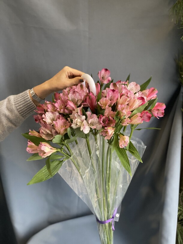 Тренд букет в зонте из альстромерии, артикул F1491887 - 6800 рублей, доставка по городу. Flawery - доставка цветов