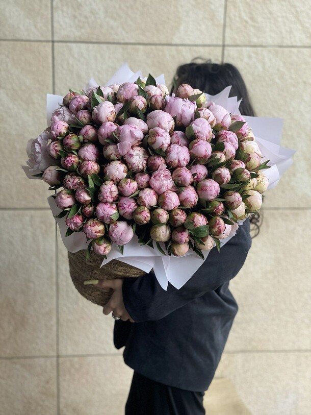 101 пион в джутовой корзине, артикул F1492885 - 122000 рублей, доставка по городу. Flawery - доставка цветов