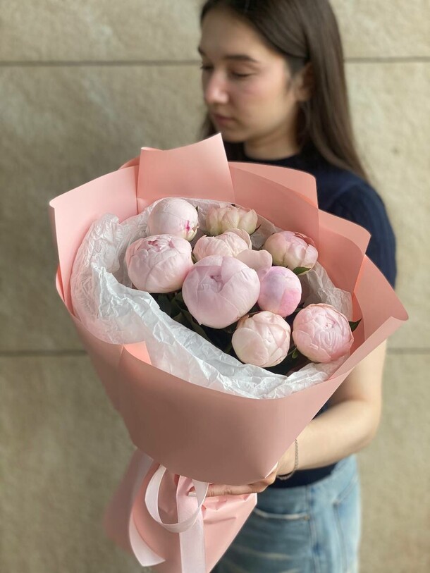 9 пионов букет, артикул F1492953 - 10700 рублей, доставка по городу. Flawery - доставка цветов