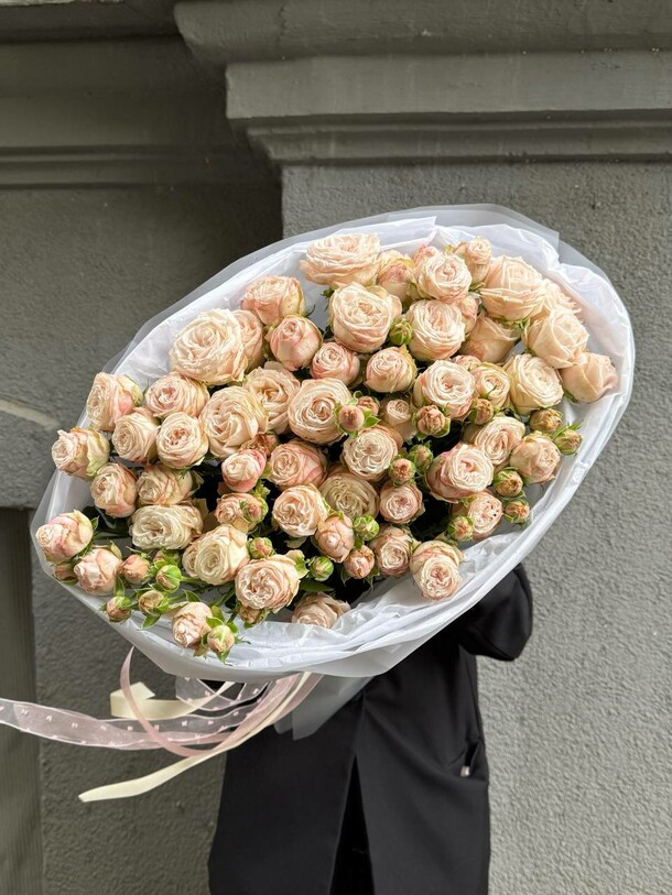 19 кустовых роз букет, артикул F1481949 - 17436 рублей, доставка по городу. Flawery - доставка цветов