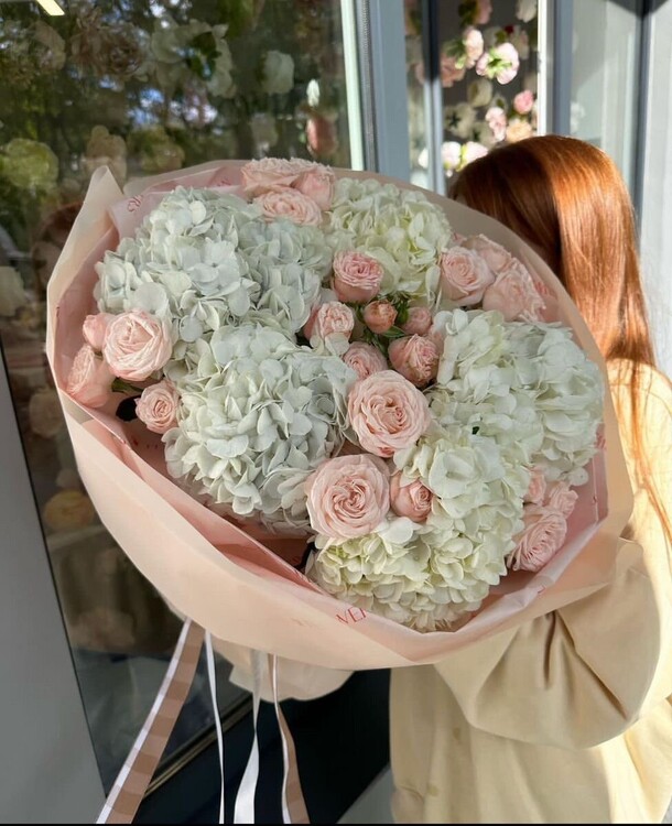 Букет гортензий и кустовых роз, артикул F1481962 - 11180 рублей, доставка по городу. Flawery - доставка цветов