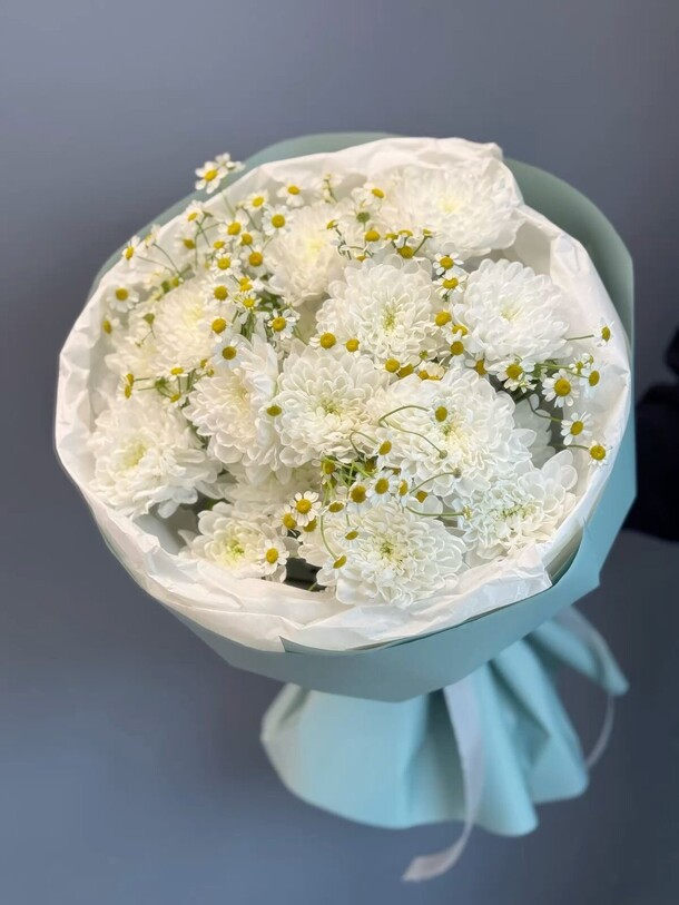 Хризантема с ромашкой, артикул F1481974 - 5990 рублей, доставка по городу. Flawery - доставка цветов