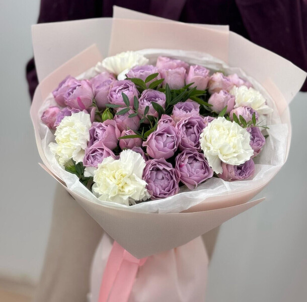 Букет из пион роз и гвоздик, артикул F1499722 - 7187 рублей, доставка по городу. Flawery - доставка цветов