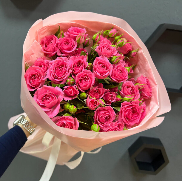 Букет кустовых роз, артикул F1513113 - 7187 рублей, доставка по городу. Flawery - доставка цветов