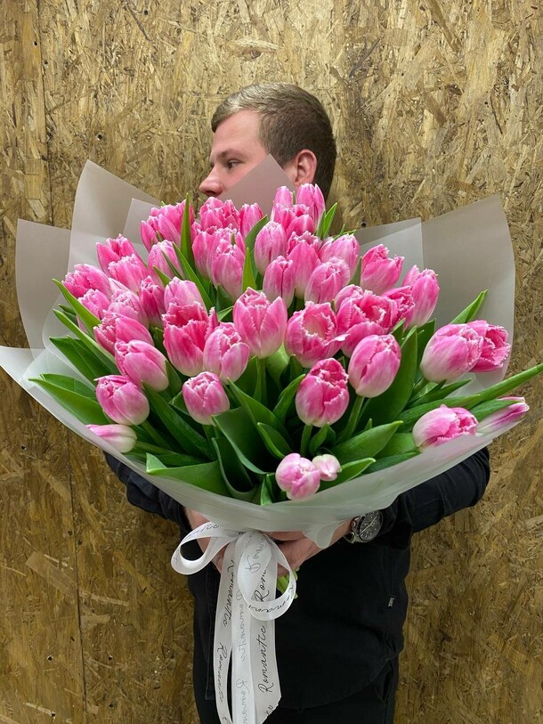 Букет из 51 тюльпана, артикул F1524738 - 12034 рублей, доставка по городу. Flawery - доставка цветов