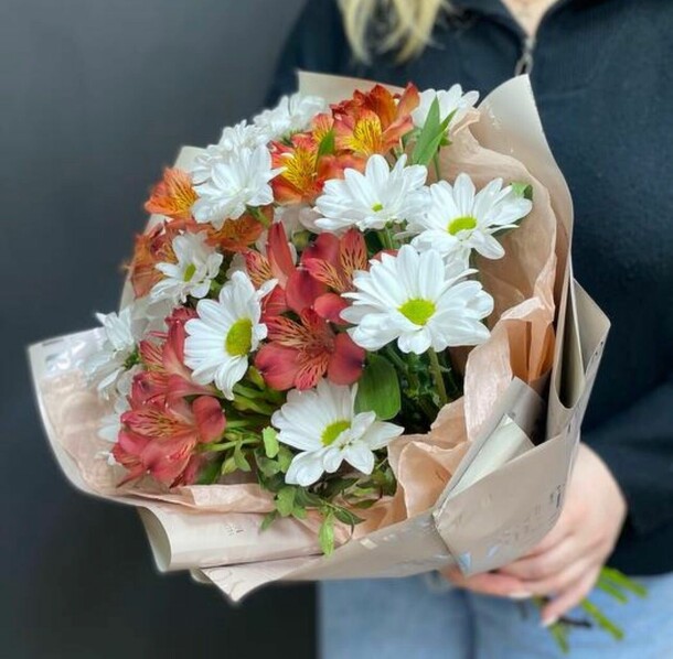 Хризантема с астрометрией, артикул F1472005 - 3364 рублей, доставка по городу. Flawery - доставка цветов