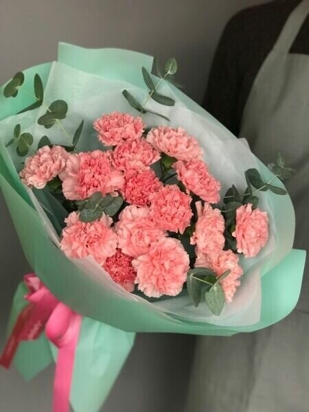 Букет их розовых диантусов с эвкалиптом, артикул F1267426 - 4000 рублей, доставка по городу. Flawery - доставка цветов