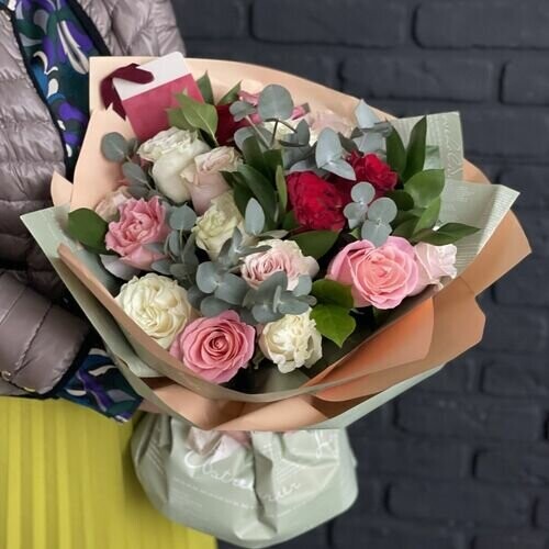 19 разноцветных роз эквадор премиум, артикул F1388424 - 8000 рублей, доставка по городу. Flawery - доставка цветов