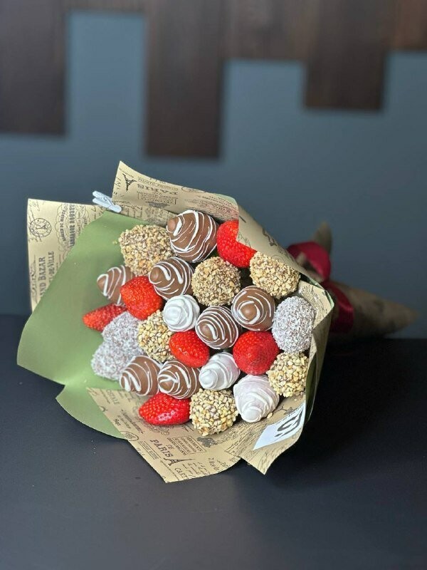 Клубничный букет "kraft", артикул F1473353 - 3500 рублей, доставка по городу. Flawery - доставка цветов