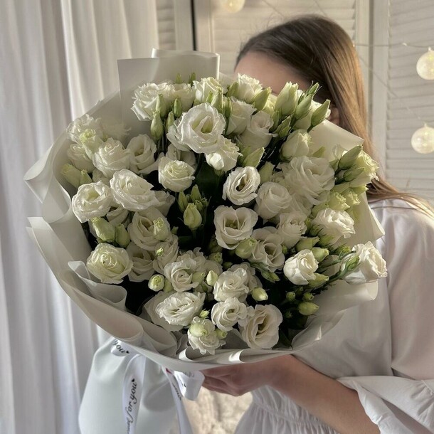 Букет из 9 эустом в нежном белом оформлении, артикул F1481746 - 5590 рублей, доставка по городу. Flawery - доставка цветов