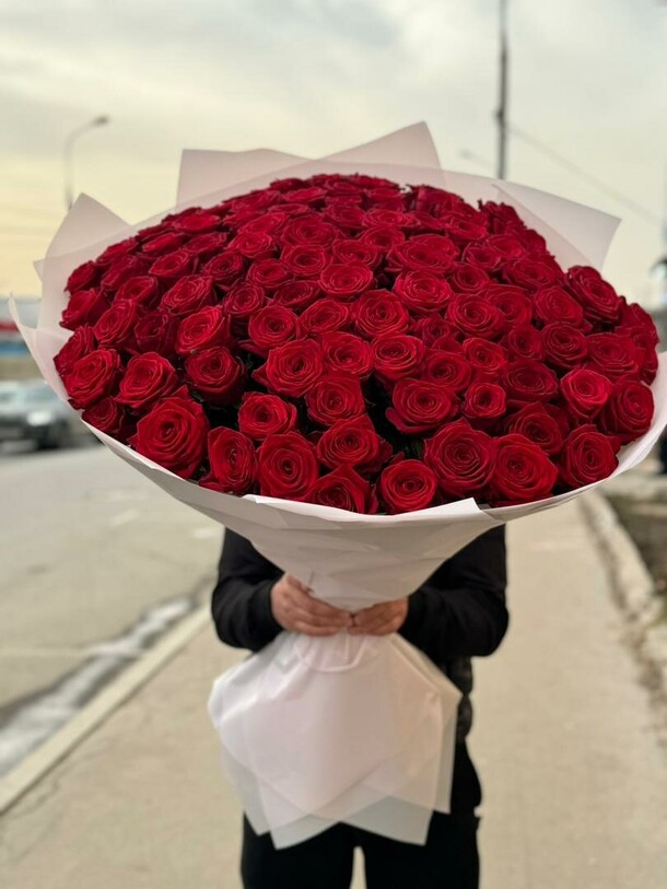 101 роза 80 см, артикул F1473607 - 35900 рублей, доставка по городу. Flawery - доставка цветов