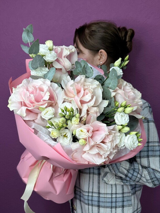 Букет с эустомой и розами, артикул F1484876 - 6985 рублей, доставка по городу. Flawery - доставка цветов