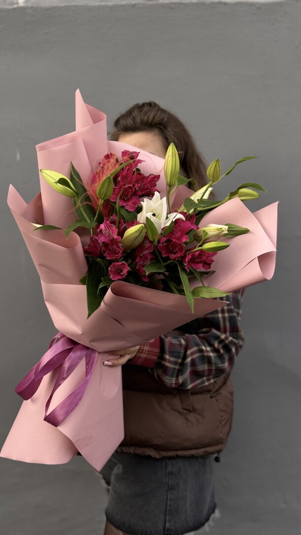 Яркие лилии, артикул F1486589 - 4147 рублей, доставка по городу. Flawery - доставка цветов