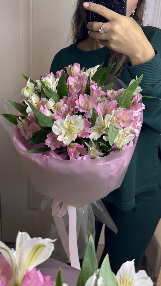 Альстромерии «нежность лепестков», артикул F1489623 - 3465 рублей, доставка по городу. Flawery - доставка цветов