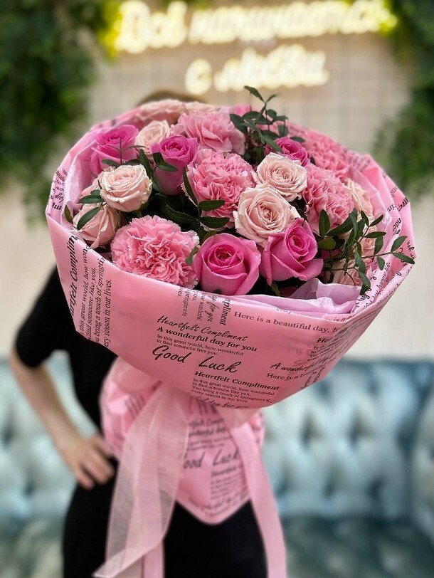 Букет из роз и диантусоа, артикул F1474792 - 6578 рублей, доставка по городу. Flawery - доставка цветов