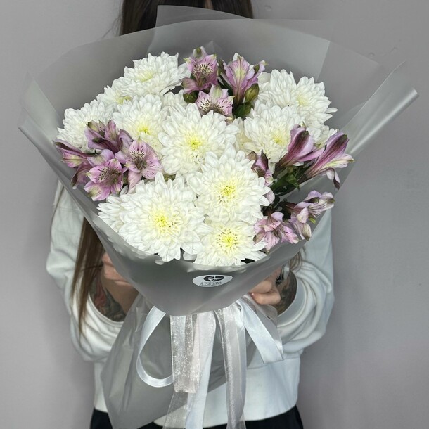 Букет из хризантем и альстрамерий, артикул F1487730 - 3850 рублей, доставка по городу. Flawery - доставка цветов