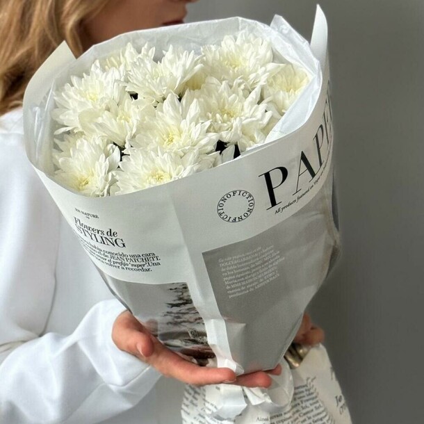 Букет из белых хризантем 3шт, артикул F1479232 - 2453 рублей, доставка по городу. Flawery - доставка цветов