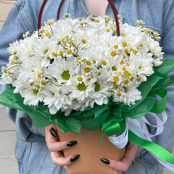 Сумочка ромашек с хризантемой, артикул F1479255 - 7800 рублей, доставка по городу. Flawery - доставка цветов