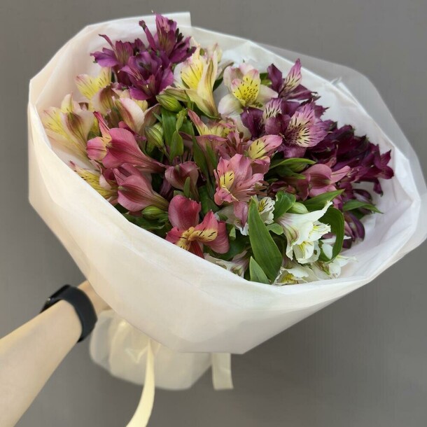 Монобукет из 9 альстромерий, артикул F1479261 - 4907 рублей, доставка по городу. Flawery - доставка цветов