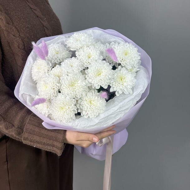 Букет белых хризантем в сиреневой упаковке, артикул F1479930 - 1400 рублей, доставка по городу. Flawery - доставка цветов