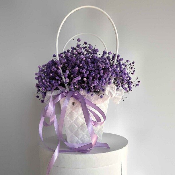 Сумочка размер s из фиолетовой гипсофилы, артикул F1479939 - 2870 рублей, доставка по городу. Flawery - доставка цветов