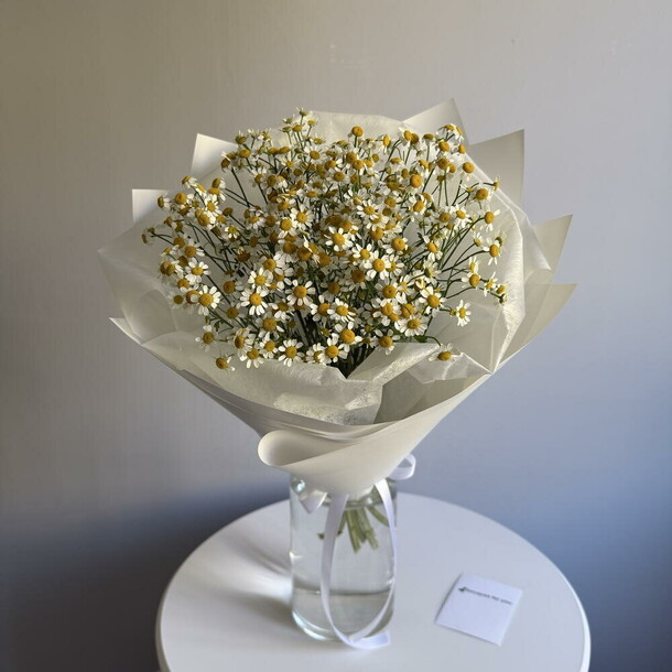 Букет полевых ромашек s, артикул F1480358 - 3460 рублей, доставка по городу. Flawery - доставка цветов