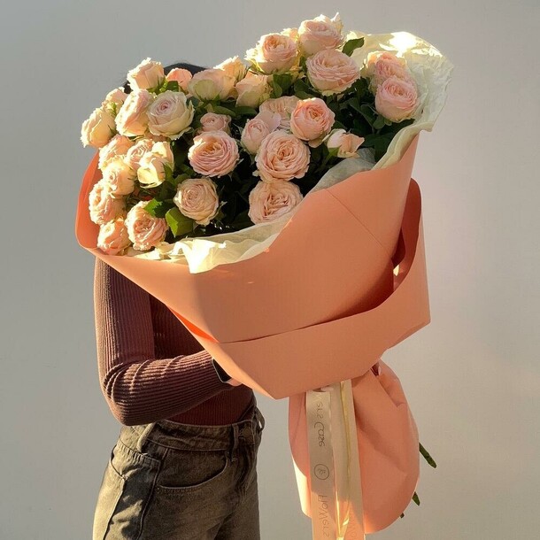 Нежный букет из кустовых роз, артикул F1484530 - 5900 рублей, доставка по городу. Flawery - доставка цветов