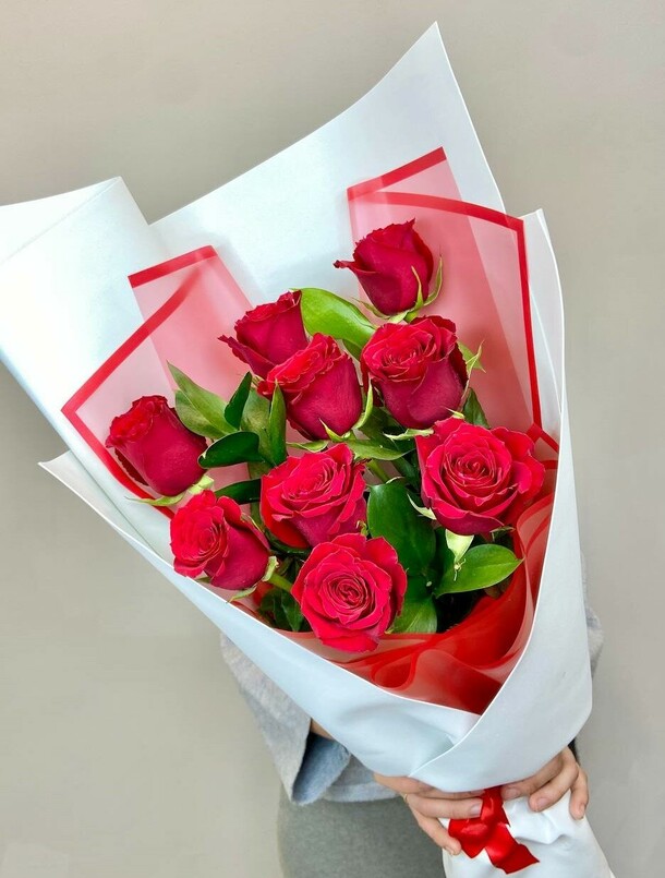 Букет из 9 шикарных эквадорских роз, артикул F1497697 - 7680 рублей, доставка по городу. Flawery - доставка цветов