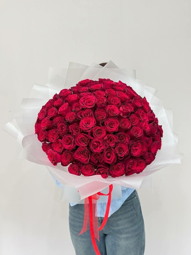 Букет из 101 красной розы, артикул F1506355 - 19100 рублей, доставка по городу. Flawery - доставка цветов