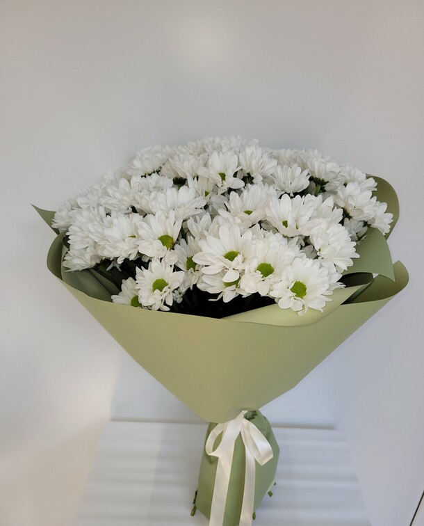 Букет из 7 хризантем, артикул F1341152 - 3580 рублей, доставка по городу. Flawery - доставка цветов