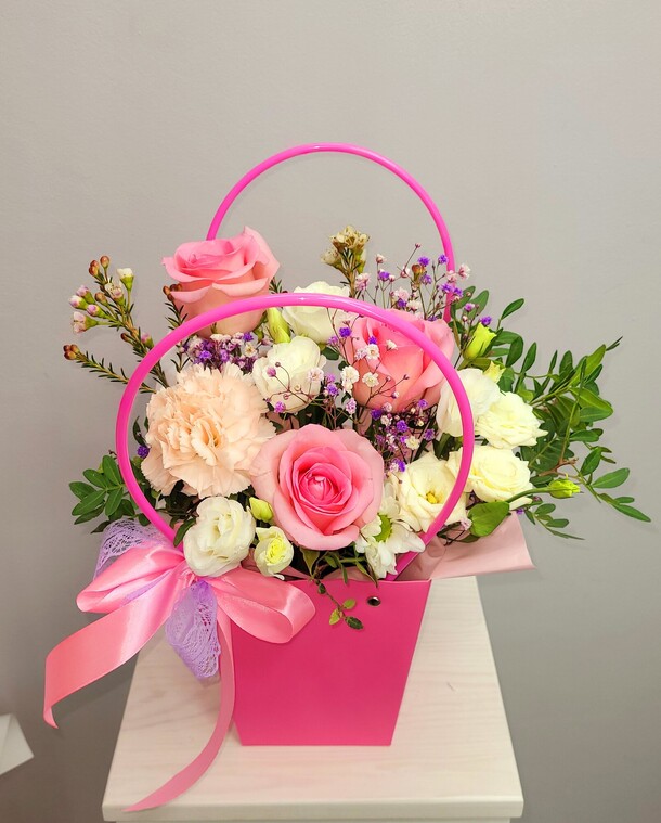 Композиция "розовая сумочка"., артикул F1378804 - 1990 рублей, доставка по городу. Flawery - доставка цветов