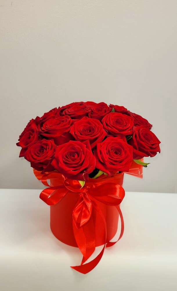 Красная розя в коробке "пламя страсти"., артикул F1378808 - 7095 рублей, доставка по городу. Flawery - доставка цветов