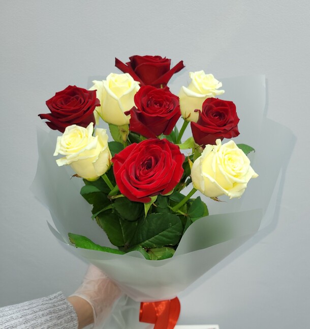 Букет из красных и белых роз., артикул F1383085 - 3180 рублей, доставка по городу. Flawery - доставка цветов