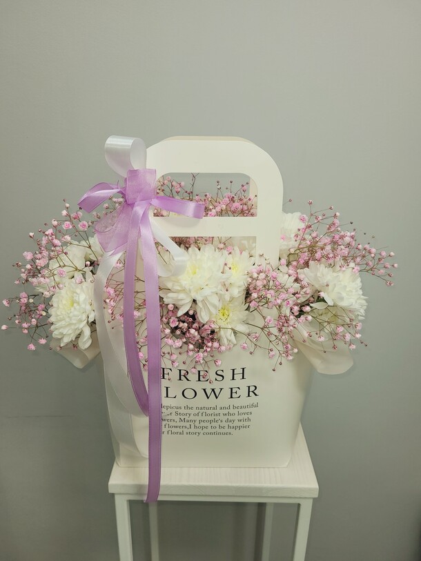 Сумочка из хризантем "нежнее нежного"., артикул F1400183 - 3245 рублей, доставка по городу. Flawery - доставка цветов