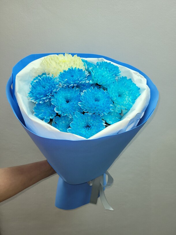 Букет из синих хризантем, артикул F1415648 - 2585 рублей, доставка по городу. Flawery - доставка цветов