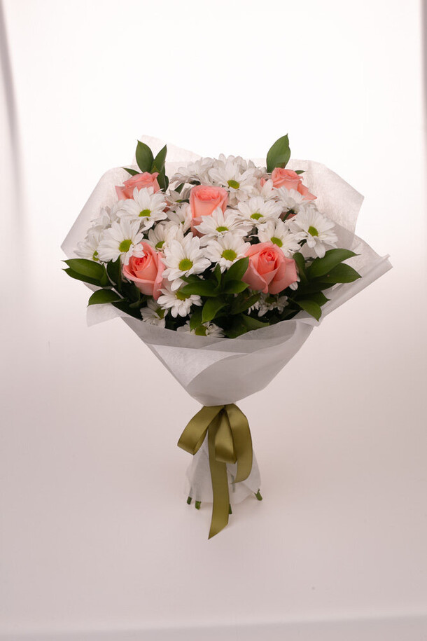 Букет из роз и хризантем-"венера", артикул F1416674 - 4259 рублей, доставка по городу. Flawery - доставка цветов