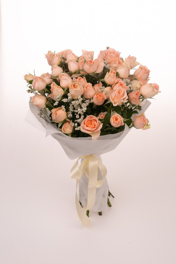 Букет из кремовых кустовых роз, артикул F1425258 - 4279 рублей, доставка по городу. Flawery - доставка цветов