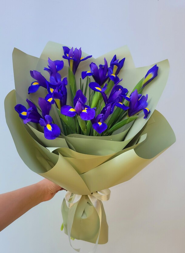 Букет 11 ирисов!, артикул F1443695 - 2508 рублей, доставка по городу. Flawery - доставка цветов