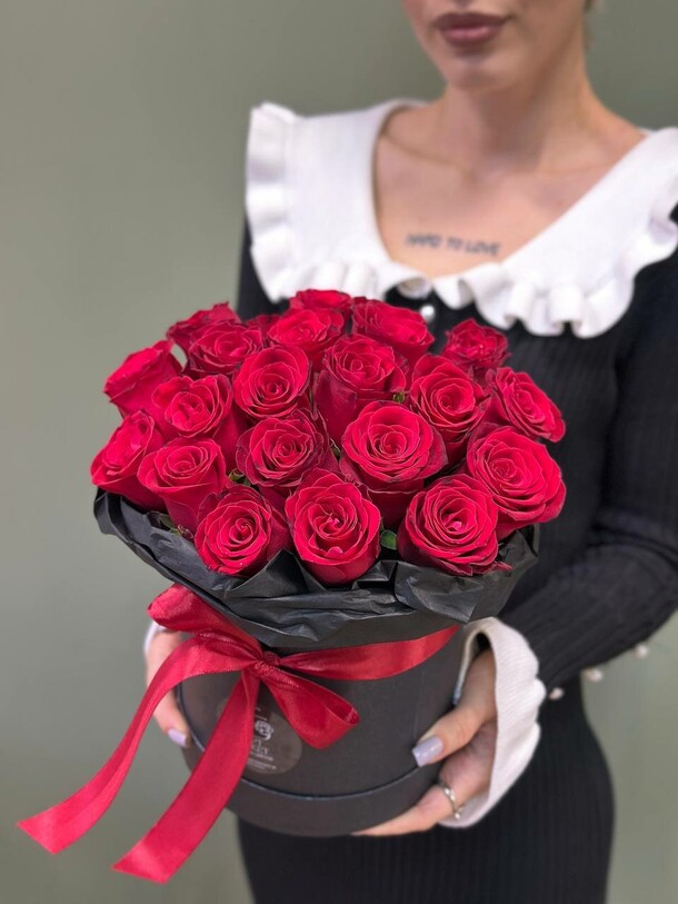 21 роза в коробке, артикул F1127870 - 4650 рублей, доставка по городу. Flawery - доставка цветов