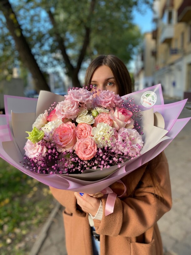 Букет «принцесса» с эустомой и кустовой розой, артикул F1127918 - 4130 рублей, доставка по городу. Flawery - доставка цветов