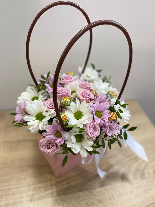 Сумочка «яркость» со сладостями и хризантемой, артикул F1127921 - 1691 рублей, доставка по городу. Flawery - доставка цветов