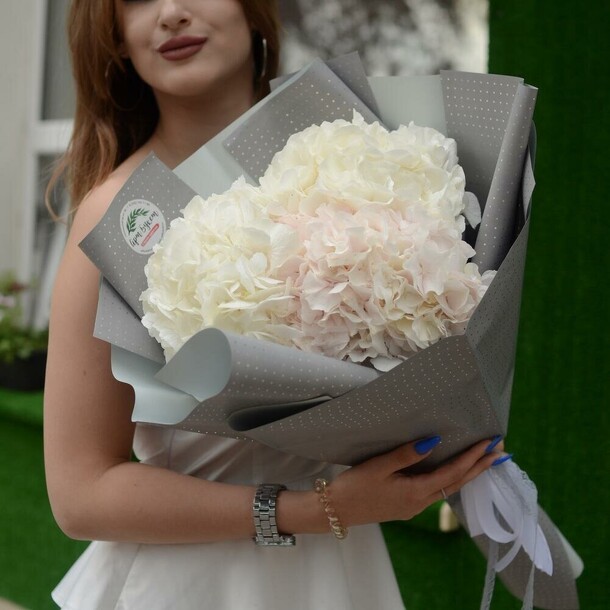 3 крупных гортензии премиум, артикул F1128081 - 3150 рублей, доставка по городу. Flawery - доставка цветов