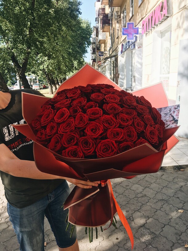 61 роза 60 см, артикул F1128099 - 19970 рублей, доставка по городу. Flawery - доставка цветов