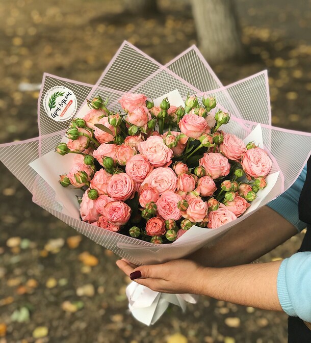 13 пионовидных кустовых роз, артикул F1128105 - 8928 рублей, доставка по городу. Flawery - доставка цветов