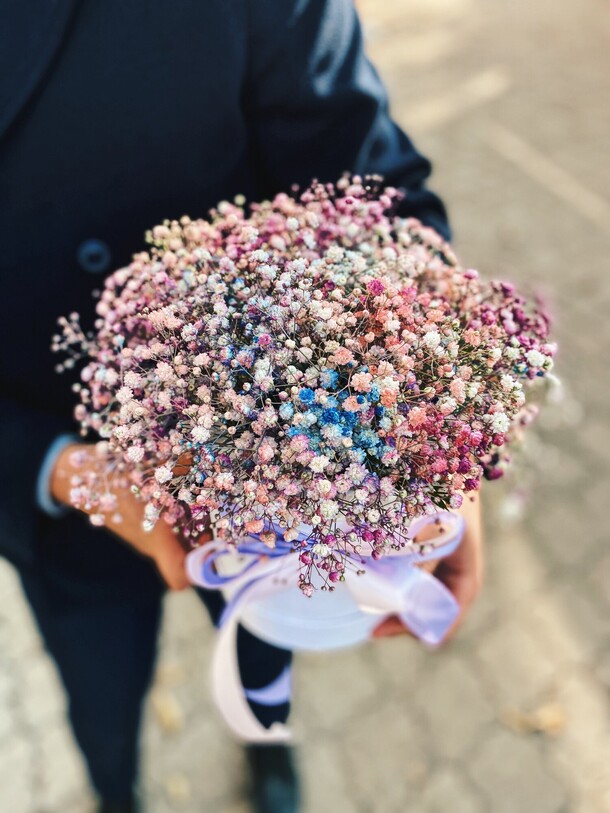 Коробка "радужная гипсофила", артикул F1128106 - 2364 рублей, доставка по городу. Flawery - доставка цветов