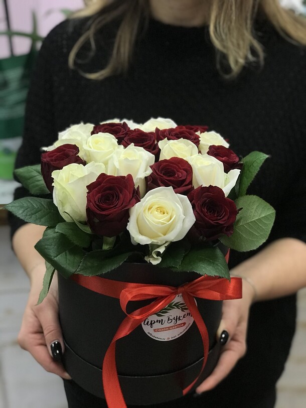 21 бело-красная роза, артикул F1128112 - 4650 рублей, доставка по городу. Flawery - доставка цветов