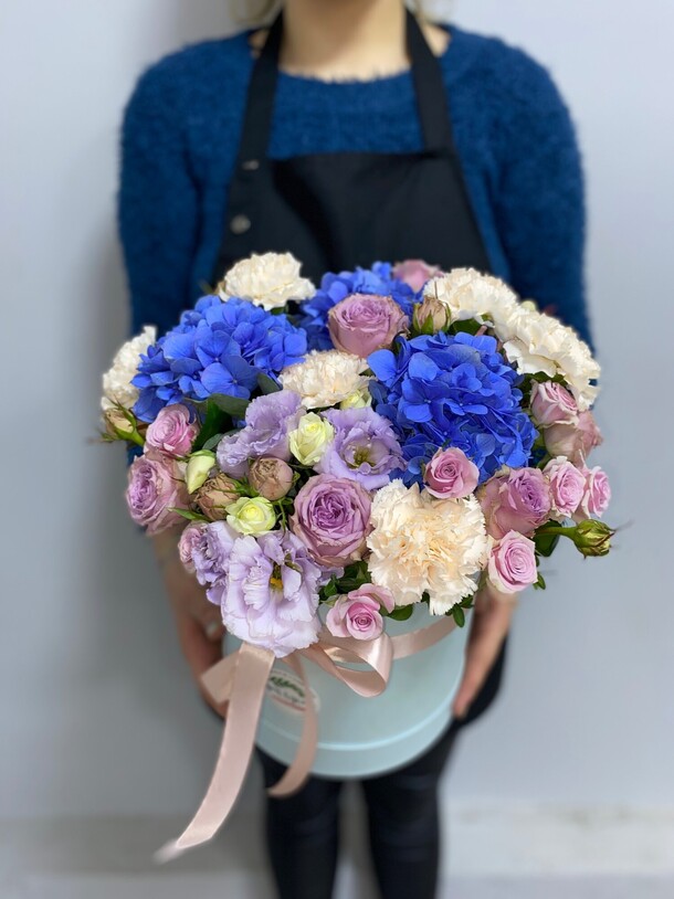 Коробка "стефани" с гортензией и эустомой, артикул F1130688 - 4870 рублей, доставка по городу. Flawery - доставка цветов